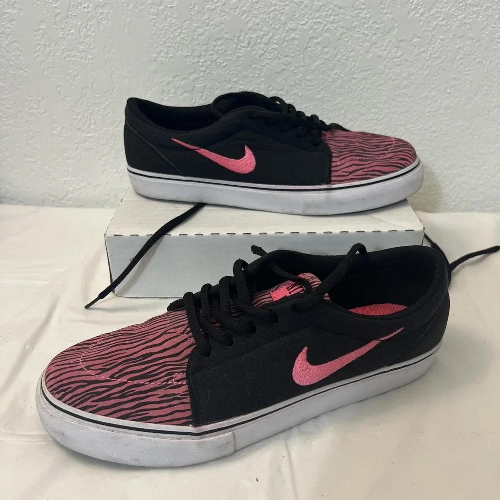 Nike Womens 8 Satire PRM Shoes Low Top Skateboarding Black Pink Zebra 599140 661